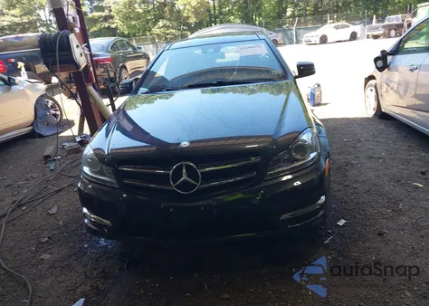 2014 Mercedes-Benz C 250 z USA, uszkodzony, nr VIN WDDGJ4HB9EG282958